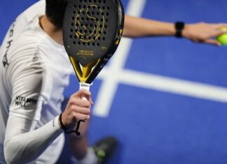 How to Make a Shot for Three in Paddle Tennis?