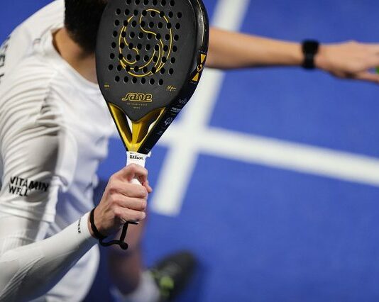 How to Make a Shot for Three in Paddle Tennis?