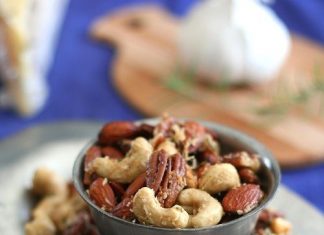 Parmesan Garlic & Rosemary Cocktail Nuts – Pompeian Grapeseed Oil